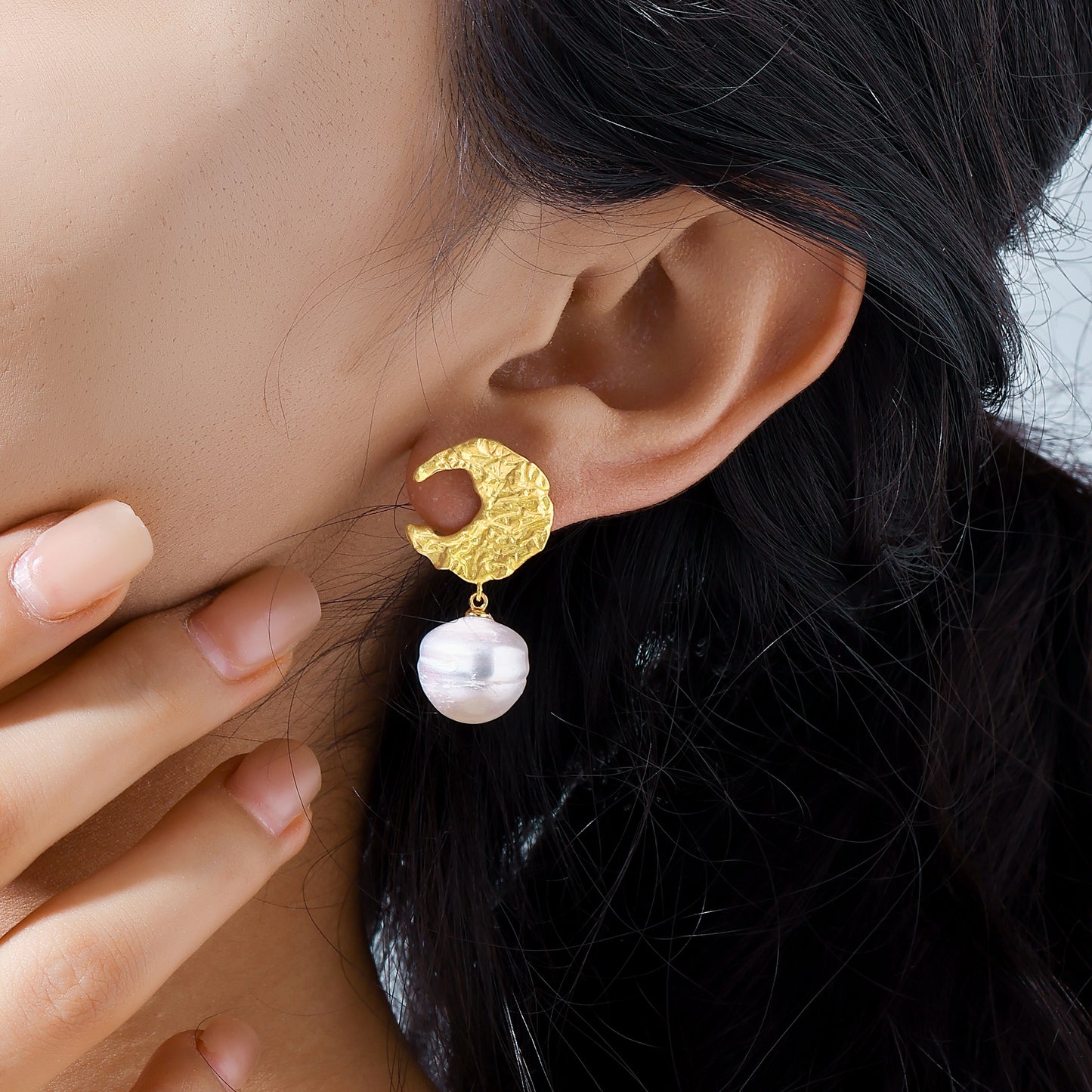 Moon Ribbed Pearl Earrings