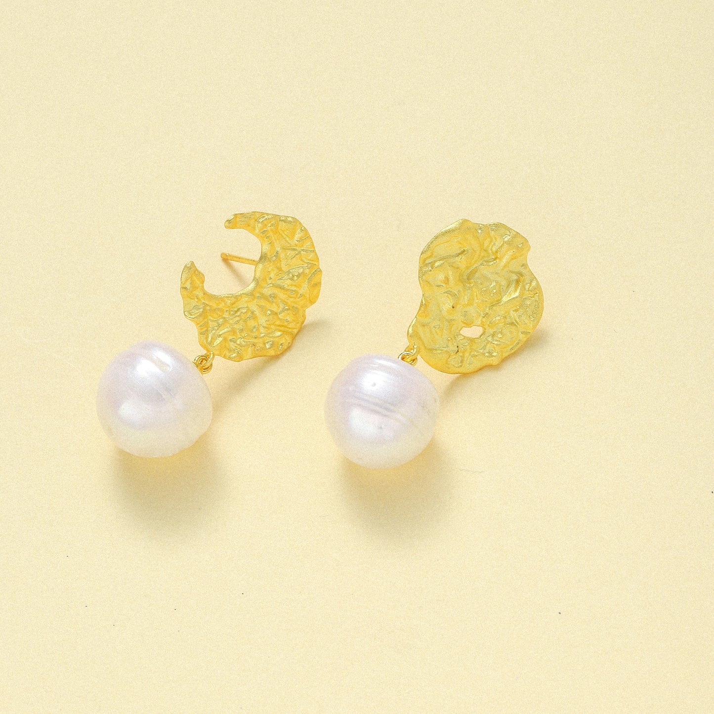 Moon Ribbed Pearl Earrings