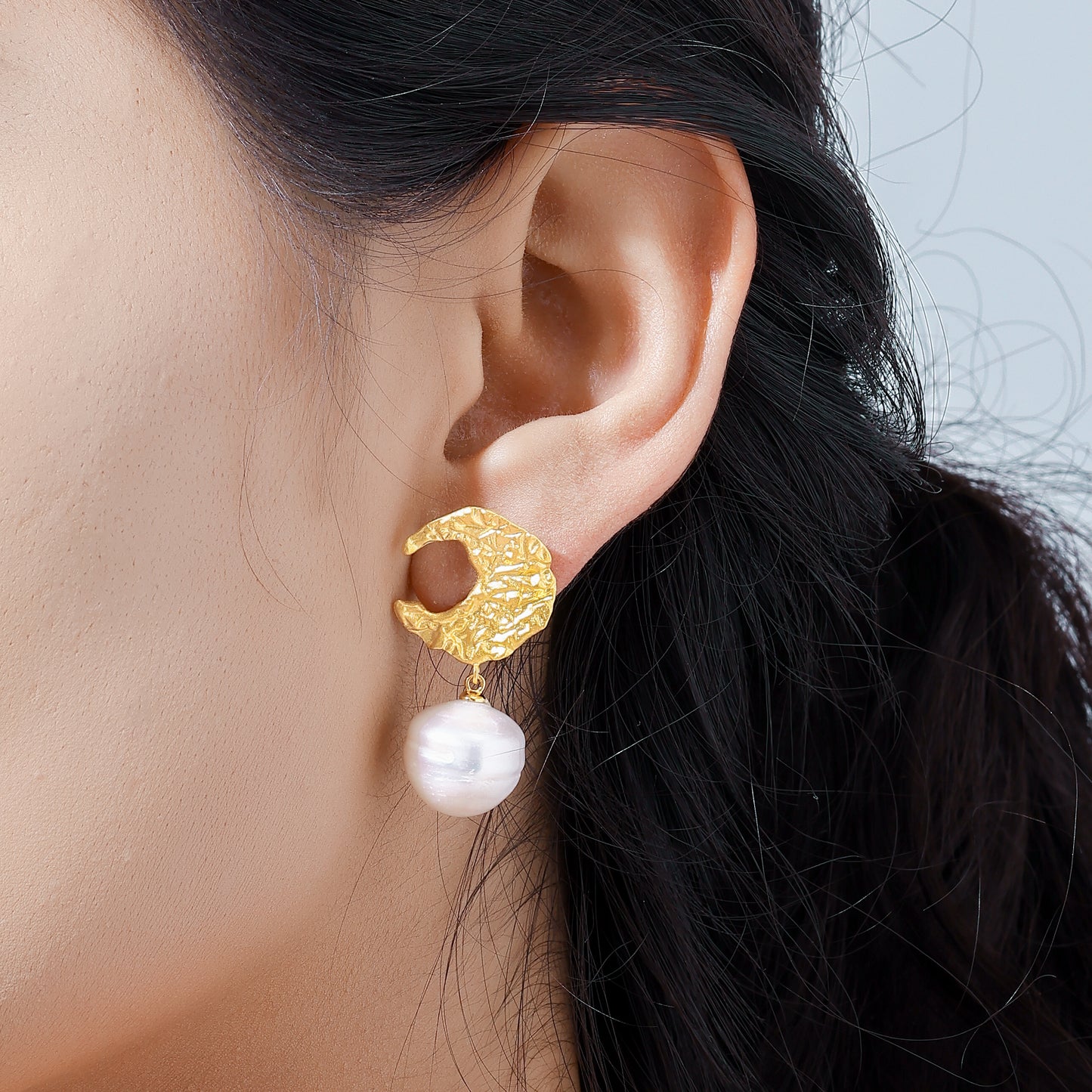 Moon Ribbed Pearl Earrings