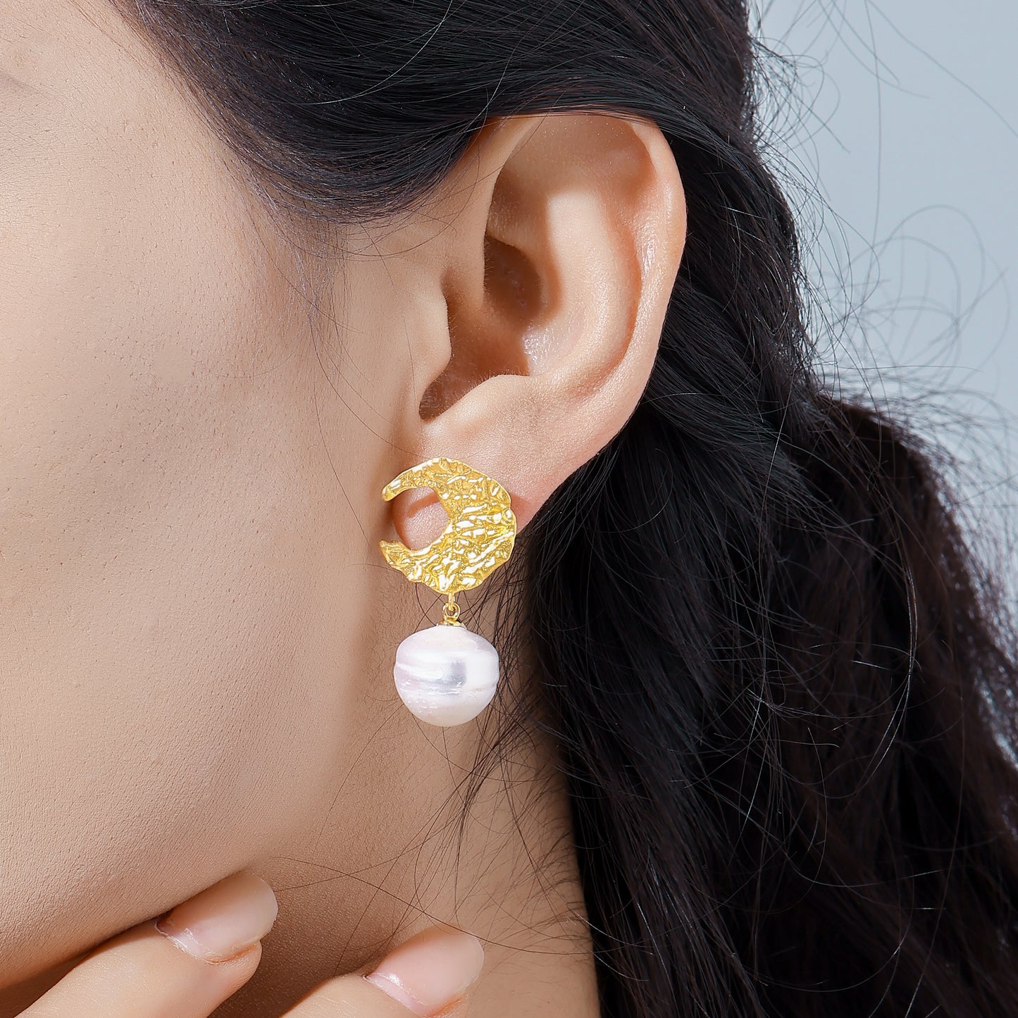 Moon Ribbed Pearl Earrings