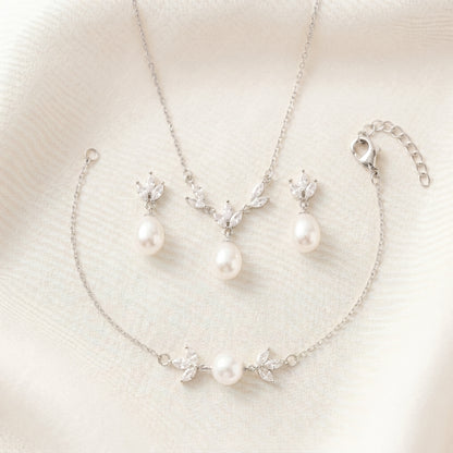Dainty Teardrop Pearl Necklace in 18K Gold