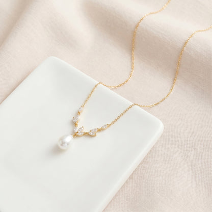 Dainty Teardrop Pearl Necklace in 18K Gold