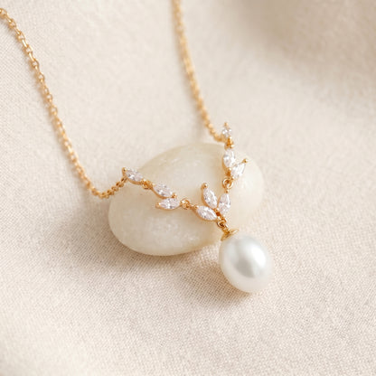 Dainty Teardrop Pearl Necklace in 18K Gold