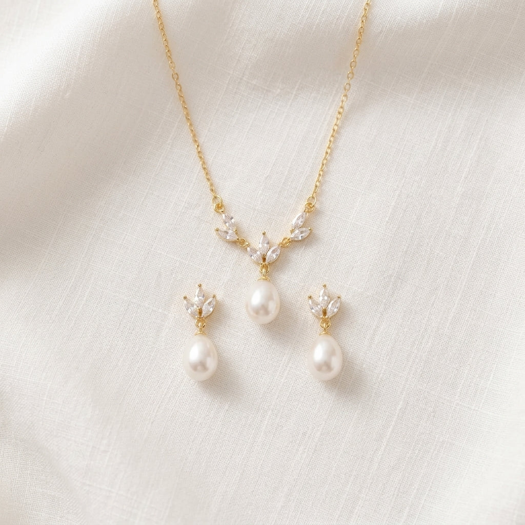Dainty Teardrop Pearl Necklace in 18K Gold