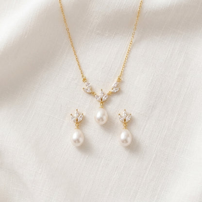 Dainty Teardrop Pearl Necklace in 18K Gold