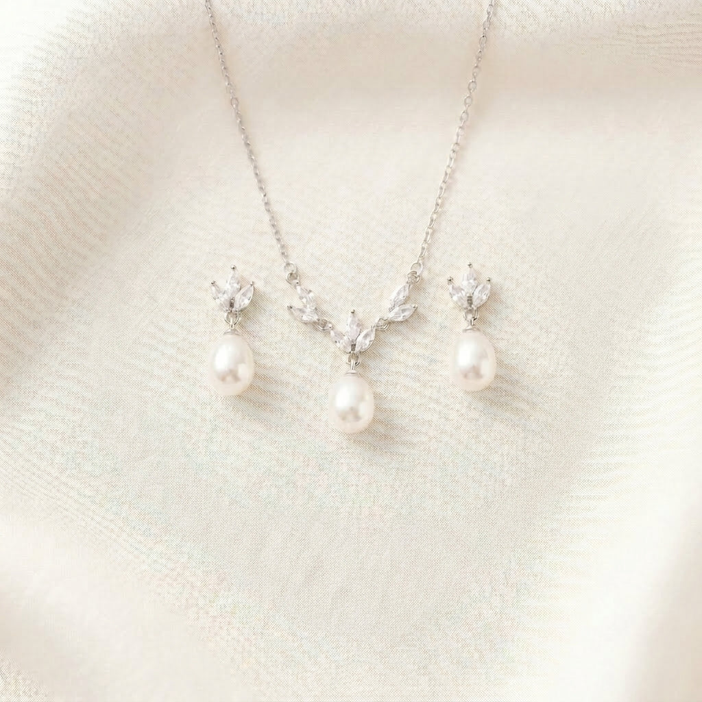 Dainty Teardrop Pearl Necklace in 18K Gold