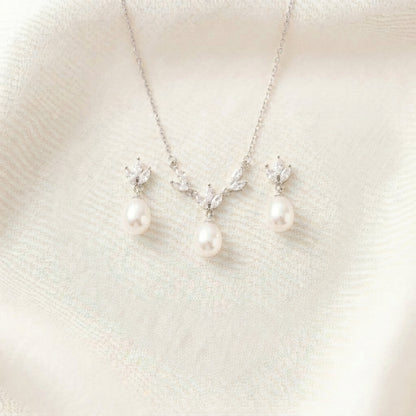 Dainty Teardrop Pearl Necklace in 18K Gold