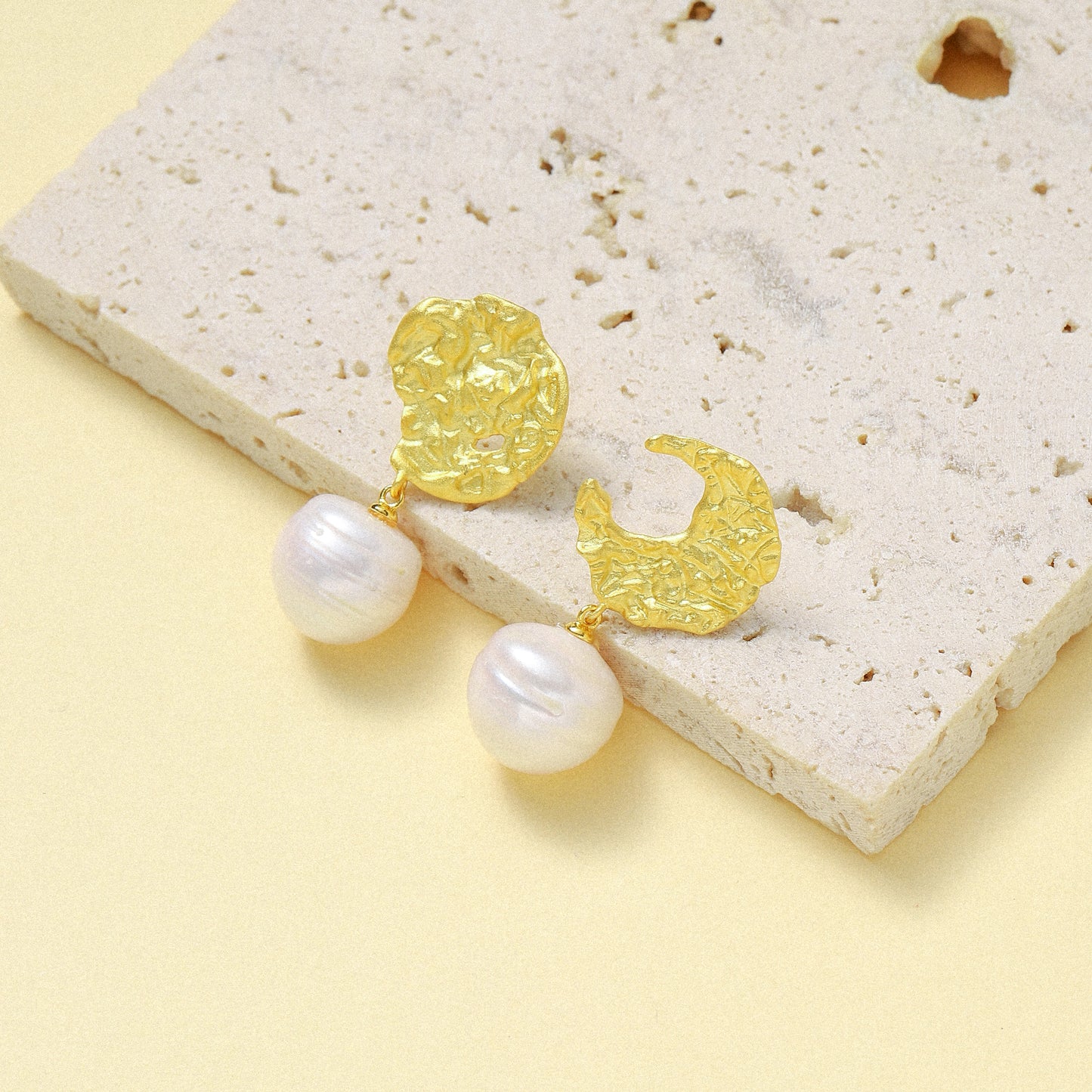 Moon Ribbed Pearl Earrings