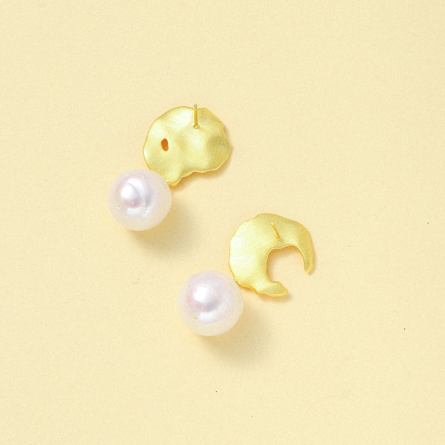 Moon Ribbed Pearl Earrings