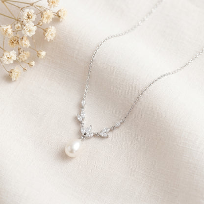 Dainty Teardrop Pearl Necklace in 18K Gold