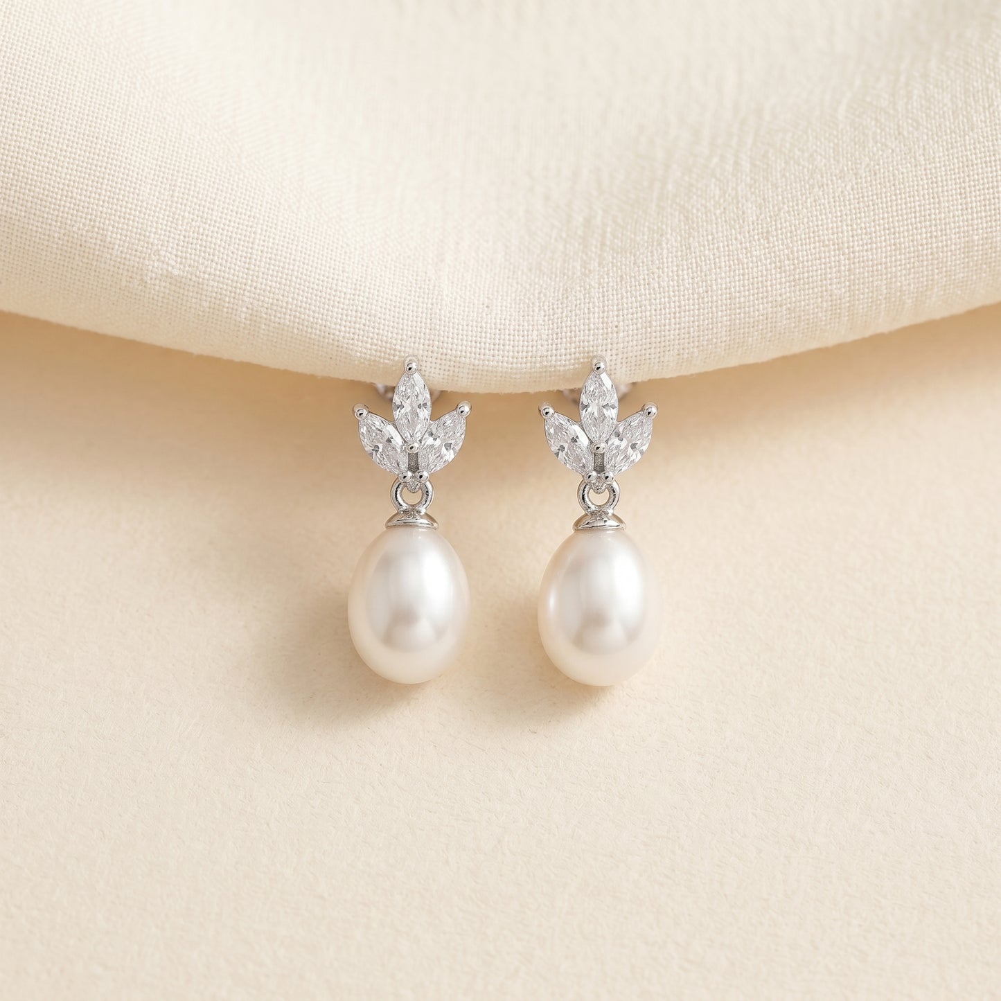 Dainty Teardrop Pearl Necklace in 18K Gold