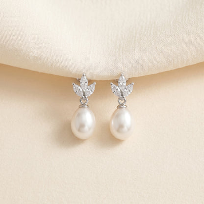 Dainty Teardrop Pearl Necklace in 18K Gold